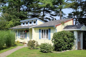 Captain's Stateroom is one of two separate units located in Captain's Lookout.  Rent the whole house for larger groups.