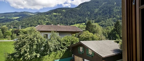 Nube, Cielo, Propiedad, Edificio, Montaña, Ventana, Madera, Árbol, Tierras Altas, Biome