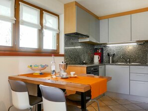 Möbel, Cabinetry, Eigentum, Countertop, Gebäude, Fenster, Tabelle, Küche, Stuhl, Holz