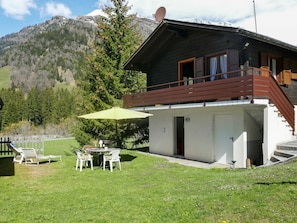 Himmel, Gebäude, Pflanze, Fenster, Wolke, Ökoregion, Baum, Haus, Grundstueck, Berg