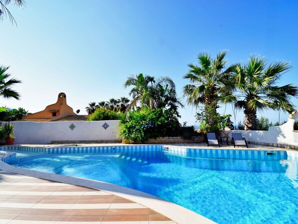 Wasser, Himmel, Pflanze, Schwimmbad, Azurblau, Baum, Strandresort, Arecales, Eco Hotel, Freizeit