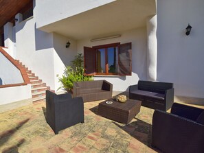 Pflanze, Interior Design, Schatten, Flooring, Fussboden, Gebäude, Wohnzimmer, Grundeigentum, Komfort, Holz