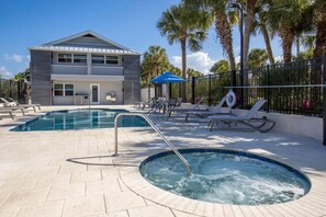 Enjoy sunbathing by the pool
