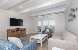 Your home away from home, comfort and necessities provided! Exact unit will be assigned upon arrival. Views, colors and decor may vary.
