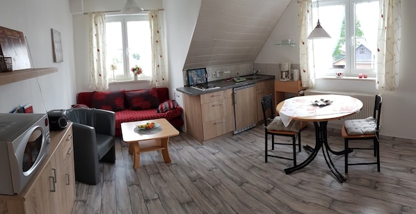 Ferienwohnung Fernblick-Wohnraum mit Küchenzeile