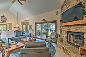 Living Room | Smart TV | Free WiFi