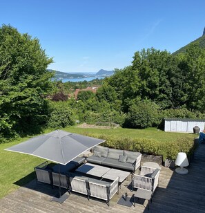 Grand canapé extérieur, vue sur le lac et au fond Annecy (de la terrasse invité)