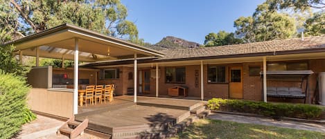 Four Bedroom House in Serene location right next to Stoney Creek and the Halls Gap town centre.