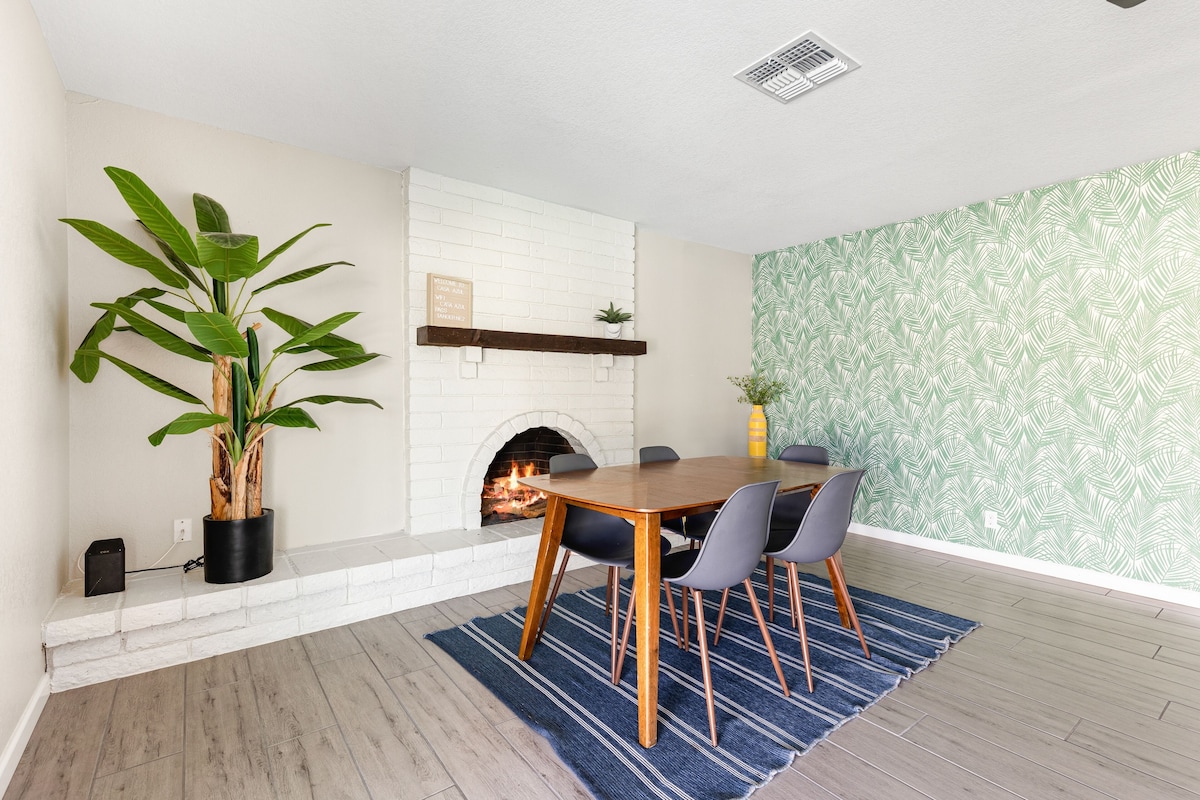 Fun-filled desert oasis with fast WiFi, central AC, private pool & enclosed yard