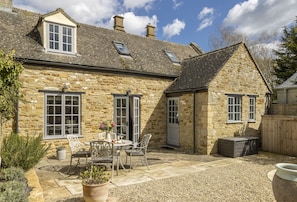 Old Stable Cottage situated in beautiful Kingham