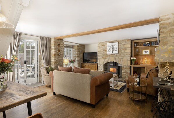Old Stable Cottage, Kingham: Ground floor: The open-plan sitting and dining room with french doors to the garden
