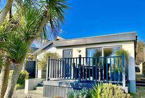 16 Beatrice Avenue, Shanklin: Outside front deck