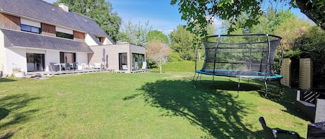 Très grand jardin de 2300m2, terrasse de 32m2