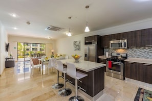 Modern, Fully Equipped Kitchen 