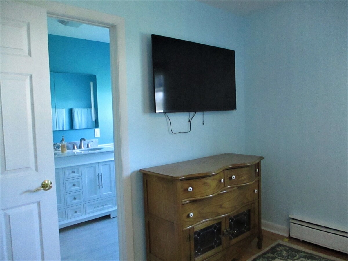 Newly Renovated House – 5 Minute Walk to Private Beach!