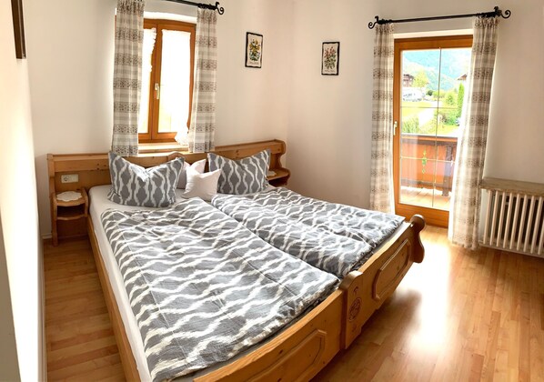 Ferienwohnung Nr. 2, für 2-4 Personen, 42 qm, Wohnküche, sep. Schlafzimmer, Balkon-Zimmer 2