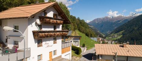 Außenseite Ferienhaus [Sommer]