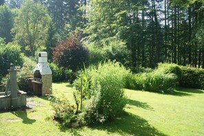 Blick in den Garten und den angrenzenden Wald