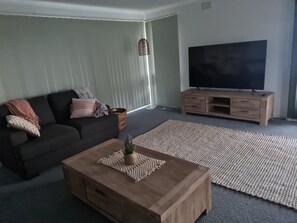 Lounge - Smart TV with Netflix