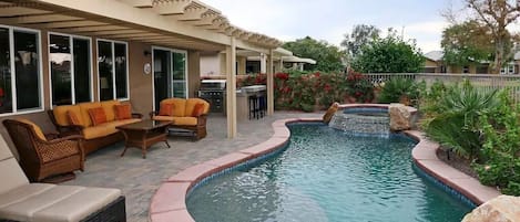 Beautiful private pool, walking distance from Coachella and Stage Coach.