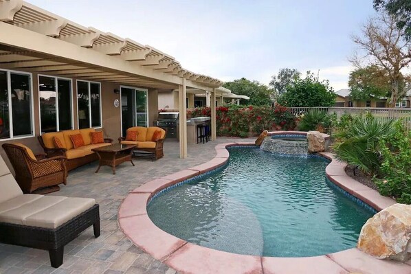 Beautiful private pool, walking distance from Coachella and Stage Coach.