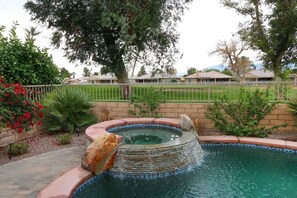 Beautiful private jacuzzi, walking distance from Coachella and Stage Coach.