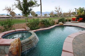 Beautiful private pool, walking distance from Coachella and Stage Coach.