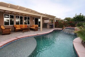 Beautiful private pool, walking distance from Coachella and Stage Coach.