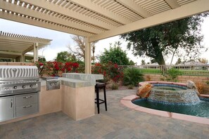 Great BBQ island, perfect for family gatherings.