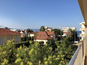 Vue mer et montagnes du balcon