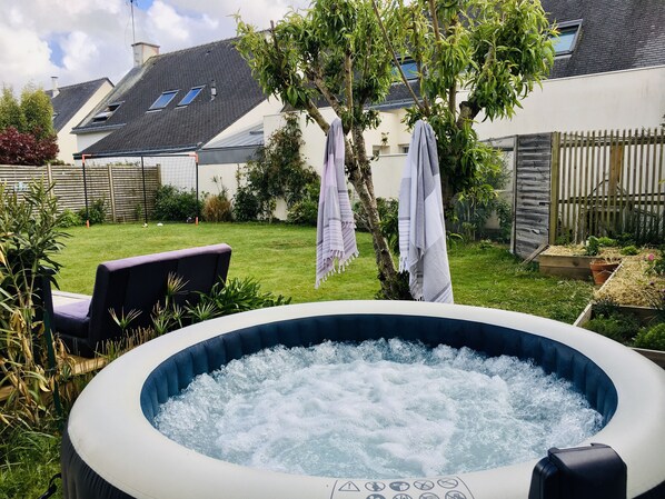 Outdoor spa tub