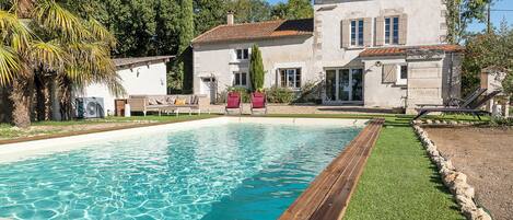 La maison depuis le bout de la piscine