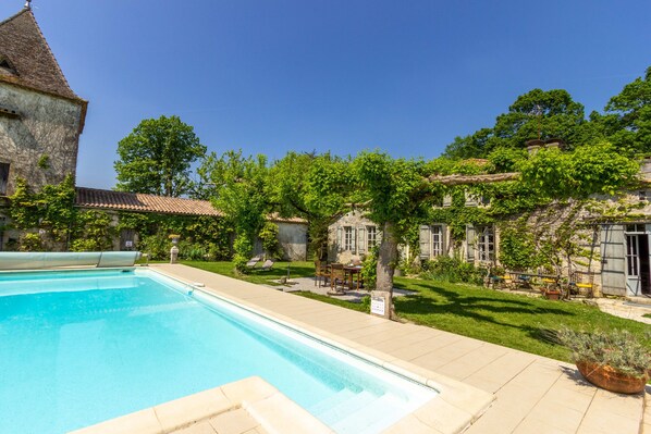 Private pool and garden. The towers are not used.