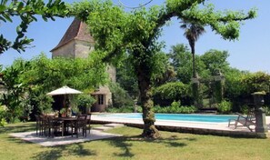 Private pool and garden. The towers are not used.