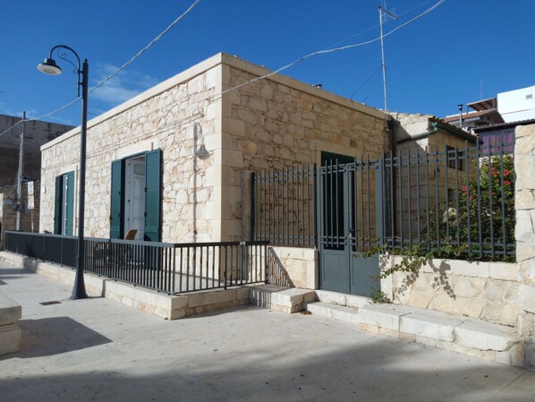 Prospetto della villa.