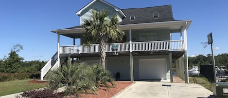 Fully furnished and beautifully decorated home with outdoor grill and basketball