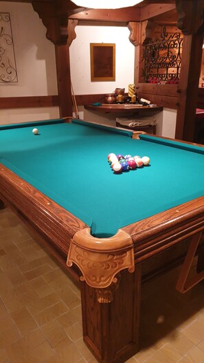 eigene Bar mit hochwertigem Western-Pool-Billiard