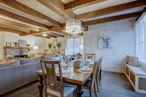 Spend your evenings playing board games or enjoy a delicious dinner in this spacious, elegant room. The dining room, which opens to the living area, provides gorgeous overhead lighting and a large, stylish dining table. #stayrenostonehouse