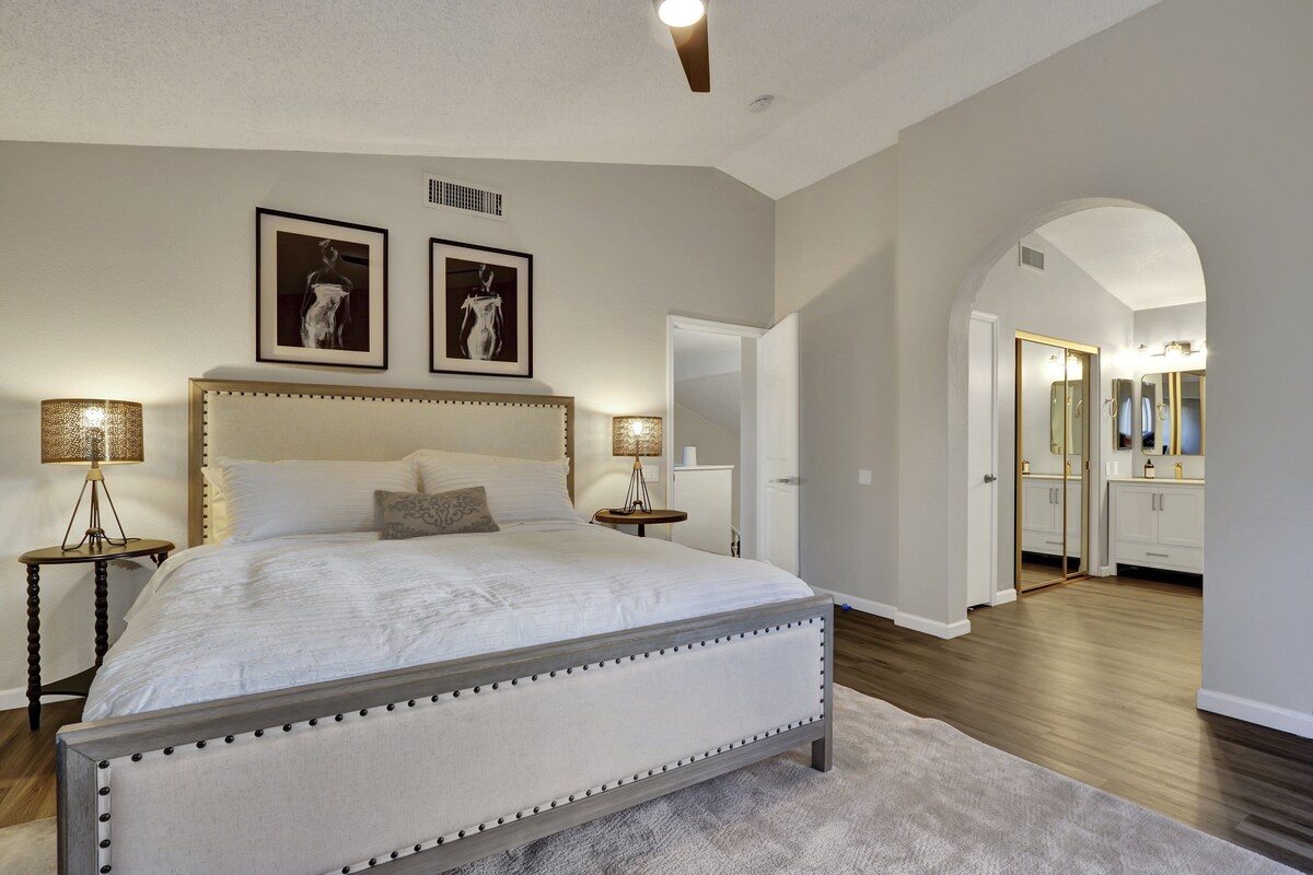 3 Bed/2.5 Bath-Newly Renovated Elegant Home with Heated Pool, Instant Booking on