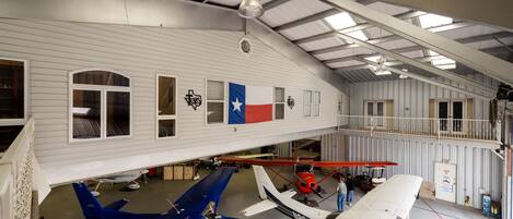 3600 sq ft hangar bay that stores 4-6 planes at any time