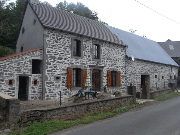  façade de la maison vue de la route. 