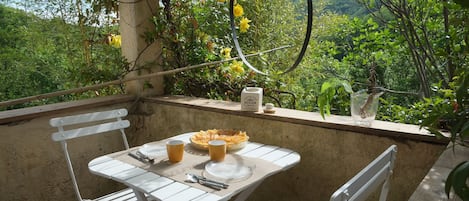 Terrasse du petit dej et du gouter. (la tarte a été dévorée ;)