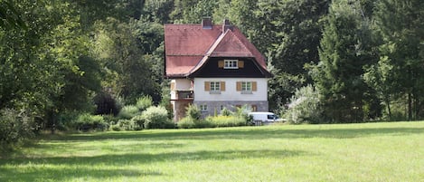 Das Alte Zollhaus mit der Blumenwiese