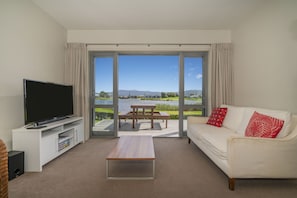 Lounge with TV - with Vodafone TV and Netflix.