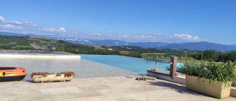 Piscine chauffée à débordement