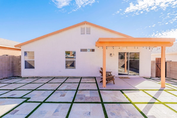 Newly Renovated Backyard with Fire Pit!