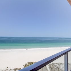 Beach front. Stunning Views!