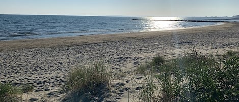 la plage au pied de la résidence