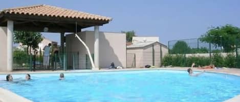 La piscine commune à la résidence ouverte du 15 juin au 15 septembre.
