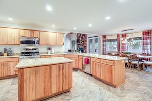 Kitchen & Dining Area | Open Floor Plan